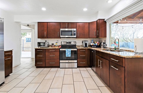 Plano House | Nice Backyard, King Bed, Family Friendly, Cornhole, Grill, Foosball, Games