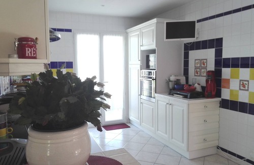 Saint Rogatien House | Nice bright house, quiet, nice garden, private parking, 4 pers max.