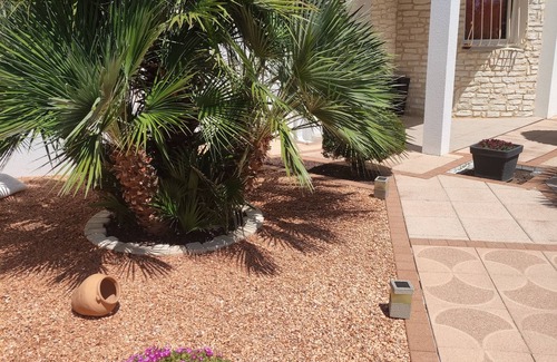 Saint Rogatien House | Nice bright house, quiet, nice garden, private parking, 4 pers max.