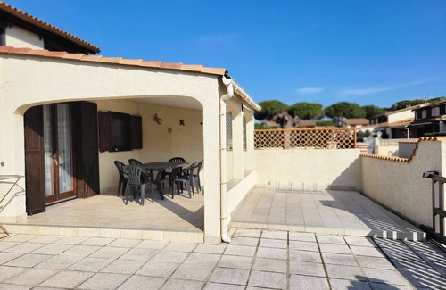 Portiragnes-Plage House | Nice corner villa located in LES TAMARIS with AIRCO, 2 bedrooms, 4 people,Wifi, 500m from the.