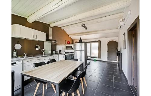 Saint-Genies-de-Comolas House | Nice Home In St-Génies-De-Comolas