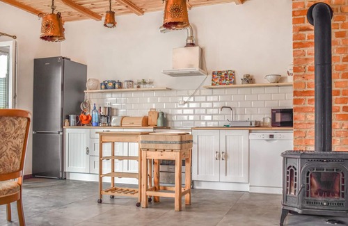 Nowe Warpno House | Nice home in Nowe Warpno with kitchen