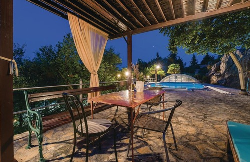 Siveric House | Nice home in Siveric with WiFi