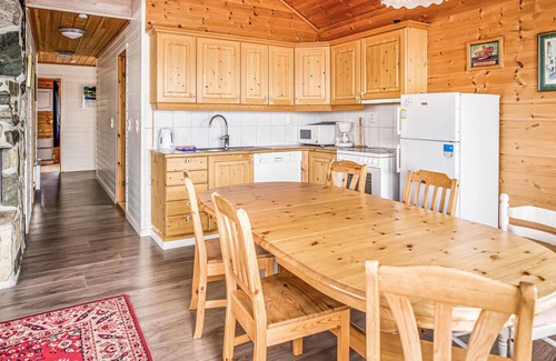 Finnoy House | Nice home in Sjernarøy with sauna