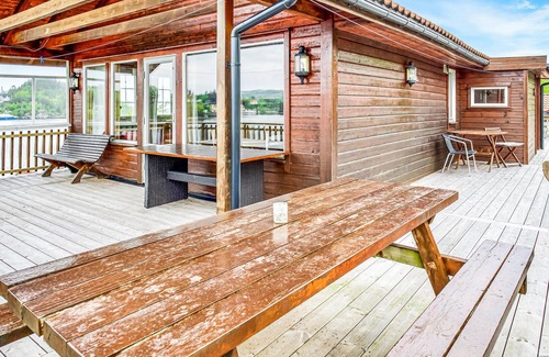 Finnoy House | Nice home in Sjernarøy with sauna