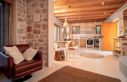 Dol House | Nice home in Stari Grad with WiFi