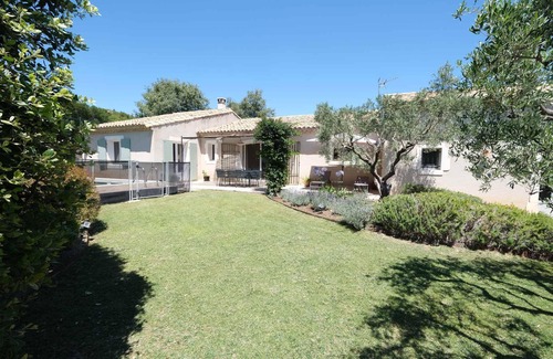 Aureille House | nice villa with heated swimming pool, in the center of the village of aureille, 8 persons, near baux de provence, in the alpilles