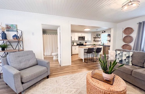 Mountain View House | Niche on Main ~Walk to the Square!