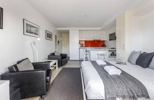 Fitzroy Apartment | Nicholson's Nest - A Balcony Studio in Funky Fitzroy