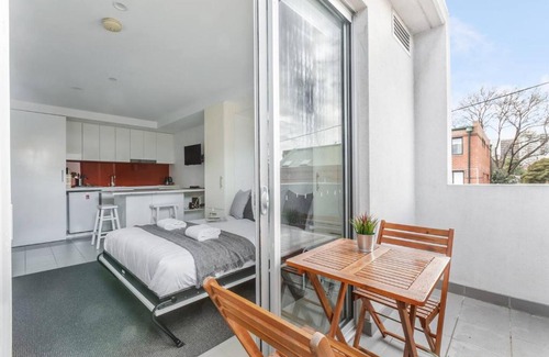 Fitzroy Apartment | Nicholson's Nest - A Balcony Studio in Funky Fitzroy