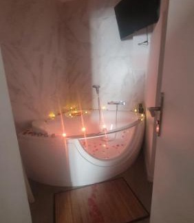 Mery-sur-Oise Apartment | Nid d'amour et bain à remous près d'Auvers sur Oise