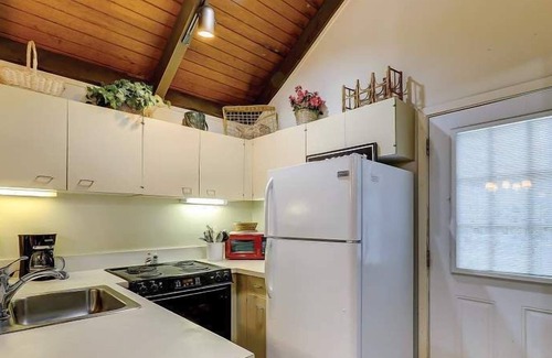 Night Heron Condo | Night Heron 2 BDR plus loft villa in Sea Pines. Community Pool and Close to Beach Paths.