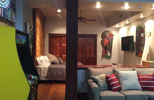 Eureka Springs Historic District Apartment | Night Owl 4N DOWNTOWN (optional paid parking upon request)