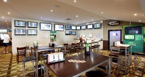 Manoora Hotel | Nightcap at Edge Hill Tavern