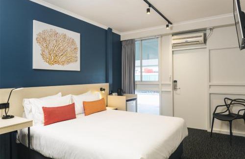 Manoora Hotel | Nightcap at Edge Hill Tavern