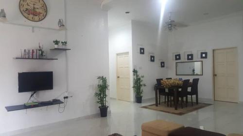 Pengkalan Chepa House | NikAishy TransitAirport A1