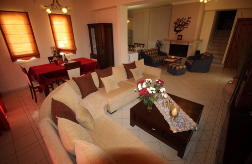 Messonghi House | Nikki's 4 Bedroom House in Moraitika - close to beach and a pool on site.
