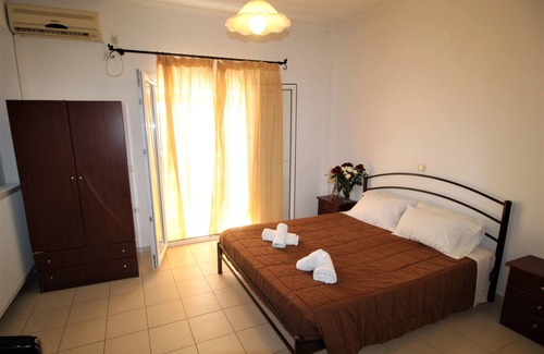 Messonghi House | Nikki's 4 Bedroom House in Moraitika - close to beach and a pool on site.