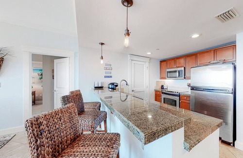 Baytowne Wharf Condo | Ninth-floor condo with pool, hot tub, bay view, W/D & central AC