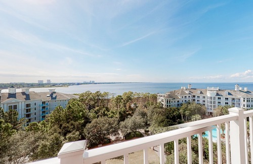 Baytowne Wharf Condo | Ninth-floor condo with pool, hot tub, bay view, W/D & central AC