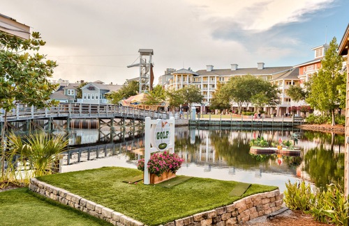 Baytowne Wharf Condo | Ninth-floor condo with pool, hot tub, bay view, W/D & central AC