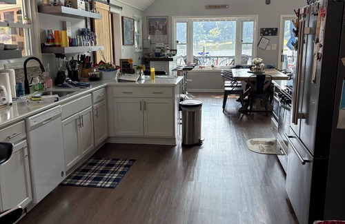 Grand Junction House | nLarge Picturesque Lakehouse~Pet Friendly+Beach+Hot Tub+Game Rm+Tiki Hut+Gym=FUN
