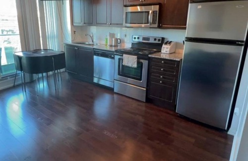 Niagara Condo | nLuxury Condo with CN tower views,Indoor Pool, Free Parking, accomodates 4