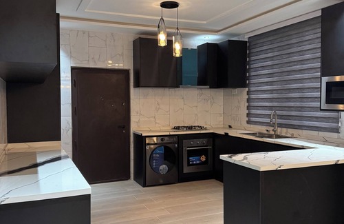 Accra House | nnOpulent 3-bedroom home: master suites, study, balcony, HS WiFi, A/C & washer.