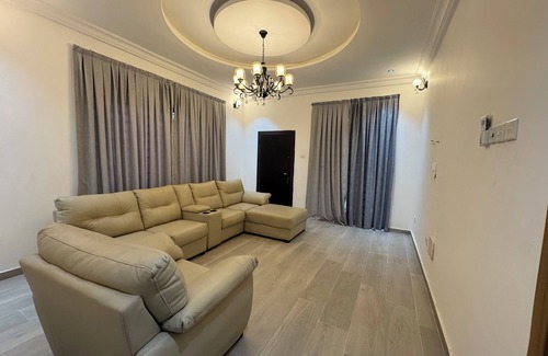 Accra House | nnOpulent 3-bedroom home: master suites, study, balcony, HS WiFi, A/C & washer.
