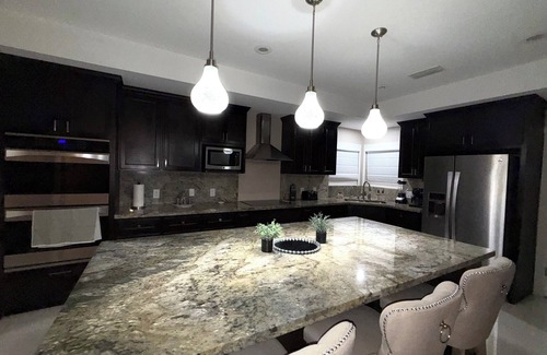 Bonanza House | nNorthLaredo area, close to popular shopping mall, stores and restaurants.