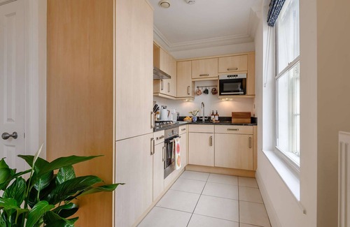 Bath Apartment | No.10 at Herschel - stylish city apartment for 3 - with parking