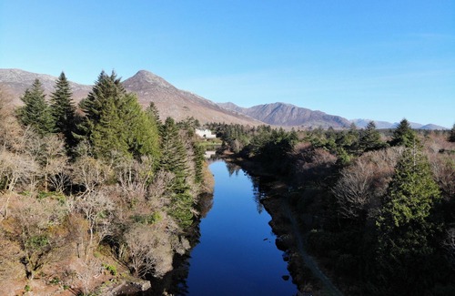 Ballynahinch Cottage | No 12 Old Manor Ballynahinch - sleeps 6 guests in 3 bedrooms
