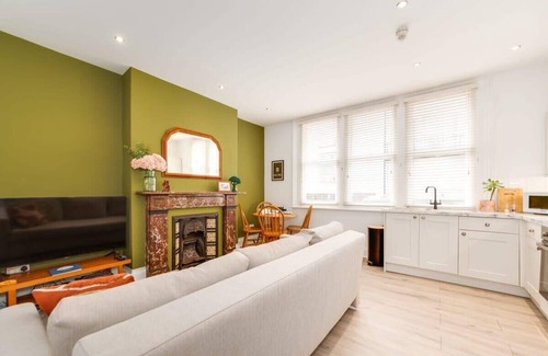 Kemptown Apartment | No 7 | Near the Beach | by Brighton Holiday Lets