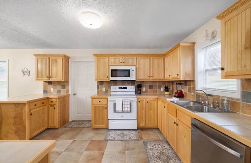 Bristol House | No cleanup chores-Fenced yard, arcade, fire pit, close to casino, I81, downtown.