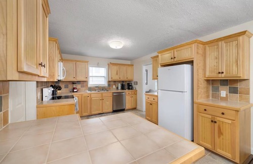 Bristol House | No cleanup chores-Fenced yard, arcade, fire pit, close to casino, I81, downtown.