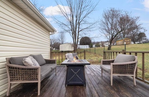 Bristol House | No cleanup chores-Fenced yard, arcade, fire pit, close to casino, I81, downtown.