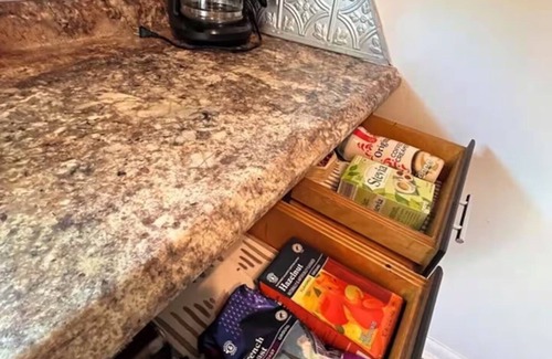 Bristol House | No cleanup chores-Fenced yard, fire pit. Close to I81, downtown. Walk to casino.
