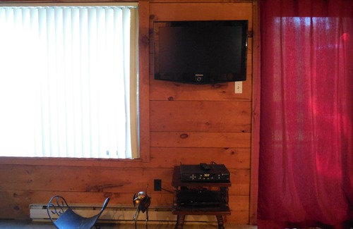 Hidden Valley House | No Contact Check in/out, Private Access, Short Walk to Lake, Relax by Wood Stove