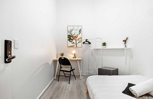 Kensington House | No Frill Economic Double Room - Ideally Located - Shared External Bathroom & Kitchen