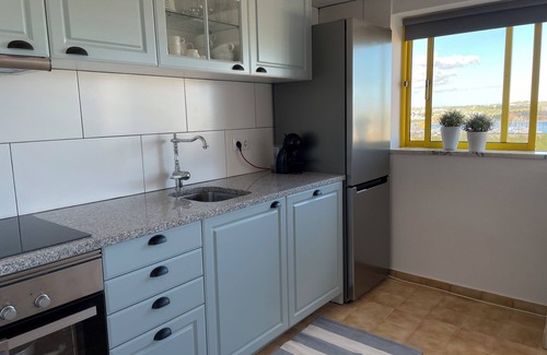 Praia da Rocha Apartment | No More Snow, 300 m From the Beach Praia Da Rocha, King Size Bed, Fast Wi-fi