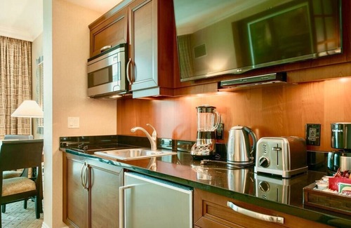 Las Vegas Condo | No Resort Fee ! Balcony Strip View Suite - Pool