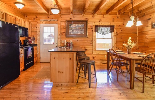 Sevierville Cabin | No Steep Roads & Dynamite location! 2 miles from Parkway & 5 miles to Dollywood.