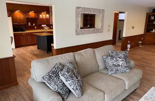 New Holland House | No steps. Quiet street in heart of Amish country. Close to tourist attractions.