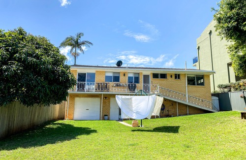 Flynns Beach House | Nobby's Beach House -A stones throw to beach