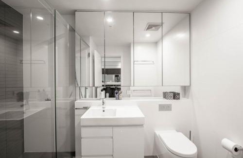 Eagle Farm Apartment | Noir Reverie - Designer Home by the River, Free Carpark, Gym & Pool