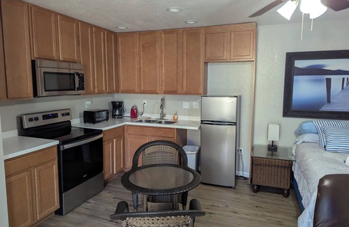 Nokomis Apartment | Nokomis Fl. Walk to Tiki Bars &nVenice &Nokomis Beach &Legacy Trail.