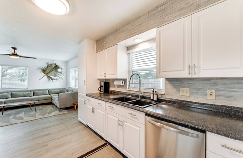Laurel House | Nokomis Home w/Screened Pool, 3 Mi to Beaches!