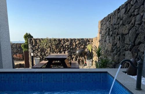 Hallim House | Nolgureum private pool villa
