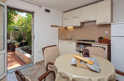 Sutivan House | Nona Guesthouse - Charme Holidays
