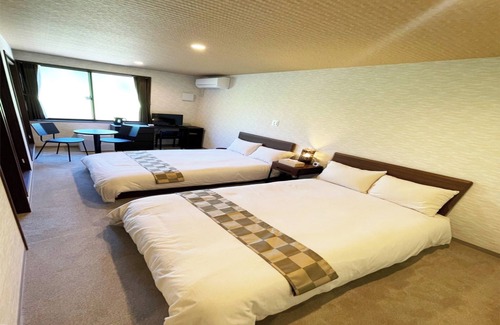 Narita Hotel | NonsmokingSemidouble twin roomAll rooms have a cypress bath/Narita Chiba